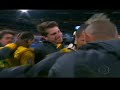 O estádio Ellis Park testemunhou neste domingo a mais emocionante partida da edição 2009 da Copa das Confederações, em que o Brasil saiu de desvantagem de dois gols para fazer 3 a 2 nos Estados Unidos e assim conquistar o torneio da Fifa pela terceira vez na história. Os norte-americanos abriram vantagem antes do intervalo, mas Luís Fabiano, duas vezes, e Lúcio, anotaram os gols da virada da seleção, todos no segundo tempo. Desta forma, com a virada deste domingo, a seleção brasileira inevitavelmente vê se criar ao seu redor mais uma vez o status de principal favorito para a Copa do próximo ano, em mais uma passagem pelos estádios da África do Sul A taça conquistada neste domingo foi a terceira do Brasil na Copa das Confederações (1997, 2005 e 2009), em desempenho que faz do país o maior vencedor da história da competição da Fifa, deixando a França para trás. O triunfo na África do Sul também confere ao técnico Dunga o segundo título de sua carreira. Antes, o treinador havia faturado a Copa América de 2007, além do bronze olímpico nos Jogos de Pequim. Com sua seleção fechando o torneio com 100% de aproveitamento, Dunga certamente deixa a África do Sul com observações mais conclusivas em relação às metas para o Mundial do próximo ano, seja em relação a nomes ou estratégias. Na Copa das Confederações, o técnico viu a afirmação de Luís Fabiano, maturidade de Júlio César e Lúcio, além de boas aparições de Daniel Alves, Ramires e André Santos, por exemplo. A final deste <b>...</b>