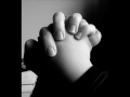 senza mamma, o bimbo, tu sei morto, maria chiara, (suour angelica - giacomo puccini) orchester der wiener volksoper / santi

suor angelica 
(rimasta sola) 
senza mamma, o bimbo, 
tu sei morto! 
le tue labbra, senza 
i baci miei, scoloriron 
fredde, fredde! 
e chiudesti, o bimbo, 
gli occhi belli! 
non potendo carezzarmi, 
le manine componesti 
in croce! 
e tu sei morto senza 
sapere quanto t'amava 
questa tua mamma! 
ora che sei un angelo 
del cielo, 
ora tu puoi vederla 
la tua mamma, 

(umilmente.) 

tu puoi scendere gi� 
pel firmamento 
ed aleggiare in torno 
a me ti sento. 
sei qui, sei qui, mi 
baci e m'accarezzi. 
ah! dimmi, quando 
in ciel potr� vederti? 
quando potr� baciarti? 
oh! dolce fine d'ogni 
mio dolore, quando in 
cielo con te potr� 
morire? 
quando potr� morire, 
potr� morire? 
dillo alla mamma, 
creatura bella, 
con un leggero 
scintillar di stella. 
parlami, parlami, amore, 
amore, amore! 

(le suore escono dal cimitero e si
avviano verso suor angelica che 
� come in estasi)