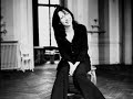 vincenzo bellini (1797-1848)
vien, diletto (i puritani act ii)
conducted by evelino pid�
2007 

elvira
vien, diletto, � in ciel la luna!
tutto tace ifin che spunti in cielo il giorno,
vieni, ti posa sul mio cor.
deh! t'affretta, o arturo mio,
riedi, o caro, alla tua elvira:
essa piange e ti sospira,
riedi, o caro, al primo amor.

come, beloved, the moon's in heaven!
all is silent round about us;
until day breaks in the sky,
come, rest upon my heart.
ah! make haste, my arturo,
return, dear, to your elvira:
she weeps and longs for you.
return to your first love.

viens, mon bien-aim�, la lune luit au ciel !
tout se tait alentour, alentour ;
jusqu'� ce que le jour brille au ciel,
viens, repose-toi sur mon coeur.
h�las ! h�te-toi, � mon cher arturo,
reviens, � mon ch�ri, vers ta ch�re elvira ;
elle pleure et soupire pour toi,
reviens, � mon ch�ri, vers ton premier amour.