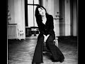 vincenzo bellini (1797-1848)
vien, diletto (i puritani act ii)
conducted by evelino pid�
2007 

elvira
vien, diletto, � in ciel la luna!
tutto tace ifin che spunti in cielo il giorno,
vieni, ti posa sul mio cor.
deh! t'affretta, o arturo mio,
riedi, o caro, alla tua elvira:
essa piange e ti sospira,
riedi, o caro, al primo amor.

come, beloved, the moon's in heaven!
all is silent round about us;
until day breaks in the sky,
come, rest upon my heart.
ah! make haste, my arturo,
return, dear, to your elvira:
she weeps and longs for you.
return to your first love.

viens, mon bien-aim�, la lune luit au ciel !
tout se tait alentour, alentour ;
jusqu'� ce que le jour brille au ciel,
viens, repose-toi sur mon coeur.
h�las ! h�te-toi, � mon cher arturo,
reviens, � mon ch�ri, vers ta ch�re elvira ;
elle pleure et soupire pour toi,
reviens, � mon ch�ri, vers ton premier amour.