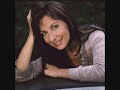 vincenzo bellini (1797-1848)
vien, diletto (i puritani act ii)
conducted by evelino pid�
2007 

elvira
vien, diletto, � in ciel la luna!
tutto tace ifin che spunti in cielo il giorno,
vieni, ti posa sul mio cor.
deh! t'affretta, o arturo mio,
riedi, o caro, alla tua elvira:
essa piange e ti sospira,
riedi, o caro, al primo amor.

come, beloved, the moon's in heaven!
all is silent round about us;
until day breaks in the sky,
come, rest upon my heart.
ah! make haste, my arturo,
return, dear, to your elvira:
she weeps and longs for you.
return to your first love.

viens, mon bien-aim�, la lune luit au ciel !
tout se tait alentour, alentour ;
jusqu'� ce que le jour brille au ciel,
viens, repose-toi sur mon coeur.
h�las ! h�te-toi, � mon cher arturo,
reviens, � mon ch�ri, vers ta ch�re elvira ;
elle pleure et soupire pour toi,
reviens, � mon ch�ri, vers ton premier amour.