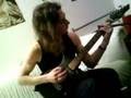 Dom beim Gitarre Spielen