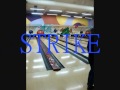 a galera jogando boliche