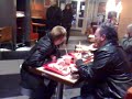 dicker Grieche lernt russisch bei Macdonalds