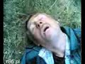 Nawalony ??opu? -menel ?pi w pe?nym s?o?cu - po?udnie 45 C