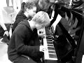 Anderstropsskolan. Hål i över 2 timmar. Vad händer? Musik skapas! såklart.Frida, viktor, Kevin och Malins händer gör jobbet.Kan bli nåt...nåt stort!Spännande.