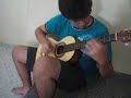 Carlito tocando viola em casa