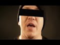 Нормальное качество [VIDEO: MPEG2 720x576 (aspect 2) 25.000 fps 6000.0 kbps (750.0 kbyte/s)]: narod.ru Режиссер: Андрей Харзеев ( vkontakte.ru ) Оператор: Алексей Дабл Андреев Режиссер монтажа: Артем Пиманов | Art. Pimanov ( vkontakte.ru ) Все любят родину Услуга за услугу, у нас всё справедливо - Звёздам - эфиры, Птицам - небо, А людям - квартиры. Всем кто работает - возможность украсть на работе, Тем кто против - церковь, и дорого свечи на входе. Билет в Египет, пятёрка в Одноклассниках ру. Народу - достаяние. На кухне подогретый суп Земля - крестьянам, Газпром - спортсменам, Дешевеющая нефть в вену страны. И зная всё это себя виню, Что читаю слева-направо в ресторане меню. Стал толстокожим, заплыл жиром. И в этом поезде из машиниста, превращаюсь в пассажира. Не верю новостям, не верю сети. Возможно скоро я уже привыкну, толком и в себя не верить. И в тёмных коридорах собственной души пойму Все любят родину, но ненавидят страну. Сигнал бесперебойный проведён в мой телевизор И кажется им, что я ни черта не вижу снизу. А ведь и вправду не вижу, ведь уже столько лет Моя жизнь проще без вопроса, чем в поисках ответа. Рождённый чтобы употреблять и увы, не до смеха Обросли настолько барахлом, что уже не уехать. Сколько ни пробовал, мне не понять никак Смерть одного - трагедия А тысячи - статистика. Не знать слов собственного гимна нам не стыдно. Нашу любовь даже с натяжкой не назвать взаимной. Едва хватило пособия на памперсы сыну, Гордости предмет такой же, каким стали наши <b>...</b>