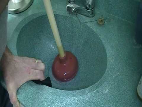 how to use a sink plunger