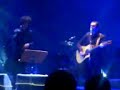 enrique bunbury canta el tema de distrito 14 'frio' en el concierto 'distrito 14 y amigos'. zaragoza 9 feb 2008.