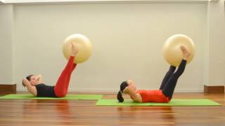 Variação do Double Straight Leg Stretch com a Fitball
