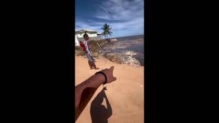 Avanço do mar derruba mais uma casa na Praia do Saco, em Estância