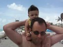 Catarina con papi en la playa