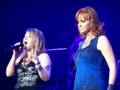 Kelly Clarkson and Reba 11/15/08 A Moment like this