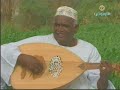 the singer's name is hassan Ajaj, singing in the danagla language .. for the ones who don't know this is a song fron northern Sudan from the nubian tribe احلي الاغاني النوبيه من شمال السودان