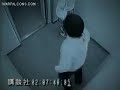 Mulher dando golpe em assaltante