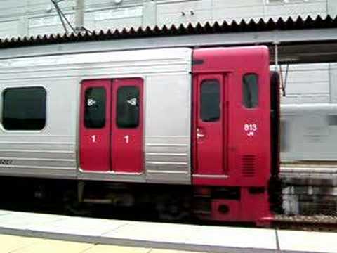 ８１３系 （９両）（0137M）（停車中）・８８５系 （６両）（2009M）（追い越し）　【南福岡駅】