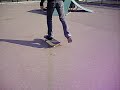 guillaume qui accepte enfin de skater pour une vid�o et qui r�alise un magnifique wallpush a la fin...!!!