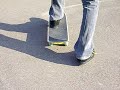 guillaume qui accepte enfin de skater pour une vid�o et qui r�alise un magnifique wallpush a la fin...!!!