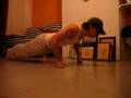 Flexiones de brazo en el suelo con los puños