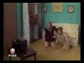 Quico pisa na mão do Chaves- erro de gravação