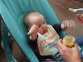 Isa haar eerste fruithapje Isa haar eerste fruithapje