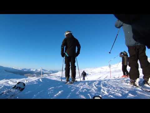 Спуск на лыжах на горнолыжном курорте Восс