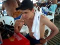 Pedro comendo ostra em Ubatuba-SP