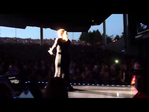 Kelly Clarkson handles speaker outage in Detroit 8/28/13