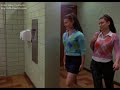 dos chicas haciendo caca