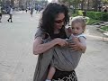 Bandolera de anillas con niña de 20 meses a la cadera Bandolera de anillas con niña de 20 meses a la cadera