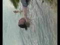 Narr beim Baden in der Isar