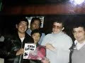 DEBUT TAPE de la Consola de Sonido.VIO SU BANDERA Y SALUDA A RAZA LATINA DE CUALQUIER LUGAR.Por mas que le Prohibieron salir de su cuarto (estaba en el contrato)La gente de Raza Latina estuvo con Hector lavoe. Nos saludo el dia del Debut en LA FAMA. en Juanito Alimaña interrumpe al ver la Bandera de Puerto Rico que llevamos y grita su nombre, se sorprendieron TODOS Los Picones y Envidiosos entre ellos muchos Periodistas que nos miraban mal.