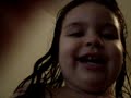 Ana Júlia cantando...
