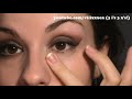 LEIA! ^_^ O resto da descrição irei colocar depois, mas por enquanto já estão listados os produtos usados o/ *~Produtos Usados~* ♥ Face: Base Select FPS 15 em NW20 ~ MAC Corretivo Select Moisturecover em NW20 ~ MAC Pó Facial Anti-Brilho ~ Capricho/O Boticário Pó Facial Cor do Verão ~ Capricho/O Boticário Blush Beauty Powder Blush em Blush Of Youth ~ MAC ♥ Olhos Potencializador de Sombras ~ O Boticário Sombra preta opaca ~ paleta Catherine Hill Sombra dourada em Woodwinked ~ MAC Sombra cor de pele ~ paleta Catherine Hill Glitter em Antiqued Gold ~ MAC Lápis para olhos em Bege ~ Duda Molinos Máscara Alongadora para cílios ~ O Boticário Cílios postiços em Fairies ~ Ardell ♥ Boca Batom mineral em Turmalina Melancia ~ O Boticário Gloss mineral em Turmalina Orange ~ O Boticário ♥ Pincéis do vídeo são da Ecotools, Sigma e Merle Norman