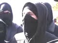 Sverigedemokraterna ska hålla möte i Grums, Värmland under valåret 2002.En liten grupp AFA-aktivister vill förhindra mötesfriheten men stoppas av polisen.De filmas av flera olika och alla i den lilla AFA-gruppen är livrädda för att synas.Tillsist kan SD hålla sitt planerade möte utan ordningsstörningar.