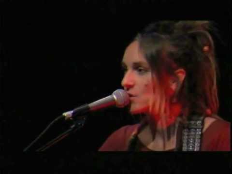 plume - Concert live de Plume au Théâtre National Sucre de Quito, lors de sa tournée en Equateur. Auteur compositeur chanteuse française Chanson jazz tribale oniriqu...