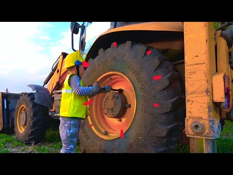 Сеня и сонный Папа Играют со Сломанными Машинками Лучшие видео 2019