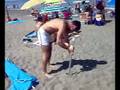 I' Cirri che pianta l' ombrellone alla cettardina..