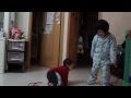 細佬開心笑睇姐姐表演