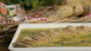 Aqueça o azeite numa frigideira, introduza os lombinhos de porco e aloure-os de todos os lados.