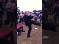 Borracho bailando eufórico en fiesta