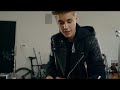 RT @justinbieber: let me tease u :) http://t.co/R4gVR9u8 #GIRLFRIEND
