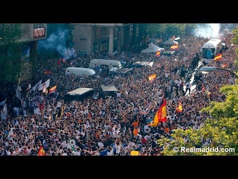 The fans' reaction to Real Madrid's arrival at the Santiago Bernabéu