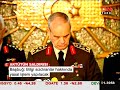 MEDYAYA AĞIR SUÇLAMALARBaşbuğ çok sert çıktı - İZLEGenelkurmay Başkanı Org. İlker Başbuğ basın toplantısı düzenledi.Genelkurmay Başkanı Orgeneral İlker Başbuğ, ''Bu konulara ilişkin bilgileri (Aktütün olayı) sızdıranlar ve bu gizli bilgileri kullananlar hakkında da adli işlemler başlatılmıştır'' dedi.Başbuğ, ''Şimdi bu noktaya, şu söyleyeceğim hususa dikkatinizi çekmek istiyorum; Bütün bunlara rağmen, bölücü terör örgütünün yaptığı eylemleri, altını çiziyorum başarılı gibi gösterenler, tekrar ifade ediyorum başarılı gibi gösterenler akan ve akacak olan her damla kanın sorumluluğuna ortak olurlar. Bunu herkesin iyi anlamasını istiyorum'' diye konuştu.Orgeneral Başbuğ, Balıkesir Astsubay Meslek Yüksekokulu'nda gerçekleştirilen sancak tevdi töreninin ardından yaptığı basın açıklamasında, Aktütün Karakolu'nun emniyetini sağlayan Bayraktepe'de meydana gelen olaya değindi. Orgeneral Başbuğ, şunları kaydetti:''İlk önce şunu herkesin iyi anlamasını istiyorum. Bu olay, Bayraktepe'de meydana gelen olay, bölücü terör örgütü açısından adeta bir intihar saldırısıdır. Bunu açın okuyun, öğrenin. Bayratepe'de, çarpışan askerlerimiz açısından ise daha önce de ifade edildiği gibi bu bir kahramanlık destanıdır. Değerli basın mensupları olayın hemen akabinde, her zaman olduğu gibi olayının bütün boyutlarının incelemesi görevi Kara Kuvvetleri Komutanı tarafından, İkinci Ordu Komutanı'na verilmiştir. İncelemenin sonuçlanmasına müteakip, kendine güvenen bütün kurumlar gibi ki Türk Silahlı Kuvvetleri'nin kendine olan güveni tamdır. Dolayısıyla kendine güveni tam olan kurumlar gibi bu incelemenin sonuçlanmasını müteakip elbette, elbette kamuoyuyla paylaşılması gereken hususlar kamuoyuna bilgi olarak verilecektir.Ayrıca bu konulara ilişkin bilgileri sızdıranlar ve bu gizli bilgileri kullananlar hakkında da adli işlemler başlatılmıştır.Şimdi bu noktaya, şu söyleyeceğim hususa dikkatinizi çekmek istiyorum; Bütün bunlara rağmen, bölücü terör örgütünün yaptığı eylemleri, altını çiziyorum başarılı gibi gösterenler, tekrar ifade ediyorum başarılı gibi gösterenler akan ve akacak olan her damla kanın sorumluluğuna ortak olurlar. Bunu herkesin iyi anlamasını istiyorum.''Genelkurmay Başkanı Orgeneral İlker Başbuğ, Türk Silahlı Kuvvetleri bugün her zamankinden daha güçlü, daha kararlı ve daha azimli olduğunu vurgulayarak, ''Son günlerde yoğunlaşan sistemli saldırılar, emin olunuz ki, Türk Silahlı Kuvvetleri'nin gücünü, kararlılığını, azmini arttırmaktan başka hiçbir işe yarayamaz'' dedi.Orgeneral İlker Başbuğ, Balıkesir Astsubay Meslek Yüksekokulu'nda gerçekleştirilen sancak tevdi töreninin ardından yaptığı basın açıklamasında, bugün Balıkesir Astsubay Meslek Yüksekokulu'nda gerçekleştirilen sancak tevdi töreninin ardından yaptığı basın açıklamasında, bugün burada, astsubay meslek yüksek okulunda bulunmaktan ve astsubay meslek yüksekokulu öğrenci alayına sancak tevdi etmekten gerçekten büyük bir mutluluk duyduğunu söyledi. Orgeneral Başbuğ, şunları kaydetti:''Bugün, sabahleyin bu sancak törenini hep beraber izledik. Gerçekten bu izlemiş olduğumuz tören ve törende öğrenci alayının bütün personelinden görmüş olduğum, almış olduğum duygulardan çok mutlu oldum ve gurur duydum. Umarım ki, bu güzel tören, basınımızda, medyada da yeterli seviyede yer alır.Daha önce de ifade ettiğim gibi bizim için, subay ve astsubaylar, ordumuzun iki temel direğidir. Dolayısıyla bugün burada bulunmaktan ve bu törene katılmaktan gerçekten, onların komutanı olarak büyük bir gurur ve mutluluk duyuyorum.''Türk Silahlı Kuvvetlerinin bugün her zamankinden daha güçlü, daha kararlı ve daha azimli olduğunu vurgulayan Orgeneral Başbuğ, şunları söyledi:''Son günlerde yoğunlaşan sistemli saldırılar, emin olunuz ki, Türk Silahlı Kuvvetlerinin gücünü, kararlılığını, azmini arttırmaktan başka hiçbir işe yarayamaz. Bir ordunun bu tip saldırılar karşısında, ki bu saldırılar doğru bilgiye dayanmayan, sınırlarını aşan eleştirilerdir. Bu tip saldırılar karşısında her ordunun vereceği cevap ve tepki bellidir ve bu husus bütün ordular için de geçerlidir. Bu açıdan, son sözüm şudur, dolayısıyla herkesi dikkatli olmaya ve doğru yerde bulunmaya davet ediyorum. Benim size bugün söyleyeceğim bunlardır, hepinize teşekkür ediyorum.''