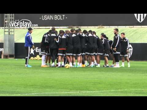 Valencia CF: Bromas y buen ambiente para felicitar a Carles Gil por su cumpleaños