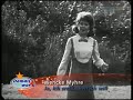 wencke myhre - ja ich weiss, wen ich will 1964
verk�rzte fassung

... einzig wahre frau
aber tante betsi sagte oft zu mir
nimm den reichen pilzer, doch ich sag zu ihr

ja ich weiss, wen ich will
wer es besser wissen will
ja der bleibe lieber still
denn ich weiss, wen ich will

freddi schickt mir blumen,
johnny l�dt mich ein
tommy .. mit hansen
bernd mein boyfriend sein
willi schreibt mir t�glich
ich nur mach ihn froh
alle woll'n mein ja, 
doch ich sag immer no

ja ich weiss, wen ich will
wer es besser wissen will
ja der bleibe lieber still
denn ich weiss, wen ich will

soll ich dir verraten
wer der eine ist
der von dem ich glaube,
da� er mich bald k��t
und an den ich denke,
immer immerzu
weil ich ihn so liebe
darling das bist du

ja ich weiss, wen ich will
wer es besser wissen will
ja der bleibe lieber still
denn ich weiss, wen ich