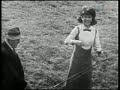 wencke myhre - ja ich weiss, wen ich will 1964
verk�rzte fassung

... einzig wahre frau
aber tante betsi sagte oft zu mir
nimm den reichen pilzer, doch ich sag zu ihr

ja ich weiss, wen ich will
wer es besser wissen will
ja der bleibe lieber still
denn ich weiss, wen ich will

freddi schickt mir blumen,
johnny l�dt mich ein
tommy .. mit hansen
bernd mein boyfriend sein
willi schreibt mir t�glich
ich nur mach ihn froh
alle woll'n mein ja, 
doch ich sag immer no

ja ich weiss, wen ich will
wer es besser wissen will
ja der bleibe lieber still
denn ich weiss, wen ich will

soll ich dir verraten
wer der eine ist
der von dem ich glaube,
da� er mich bald k��t
und an den ich denke,
immer immerzu
weil ich ihn so liebe
darling das bist du

ja ich weiss, wen ich will
wer es besser wissen will
ja der bleibe lieber still
denn ich weiss, wen ich
