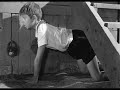 [трубит горн]- за ку-пань-е бе-з раз-ре-шень-я- ваша работа...- почему это наша?- марат-то -- ваш?- ой миленький, ой бедненький...- ладно, ребята, пошли на репетицию!- ... а дрожит-то как! а похож! ну вылитый костя! вылитый иночкин!---------------------- костя, сидишь?- сижу!- а меня Дыня вызвал!- ну?- [вы]пускай, говорит, к родительскому дню Молнию, с карикатурой и подписью в стихах. Изобрази, говорит, Костю Иночкина в жалком виде, когда он из воды вылез, чуешь куда гнет?- так ты нарисовал или нет?- только ты не думай, что я трус. я когда надо в крапиву прыгал без штанов.- так ты нарисовал?- ну что мне было делать? меня-ж в редколлегию выбрали... костя? костя!