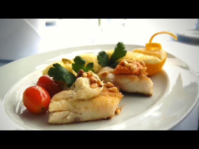 Gebratenes Seehechtfilet mit Paprika Pesto an Kartoffel- Olivenpüree